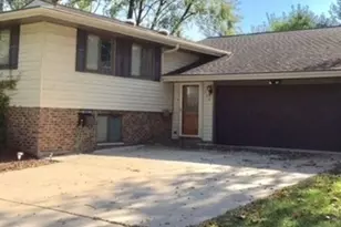 702 Auburn Cir, Schaumburg, IL 60193 - Photo 1