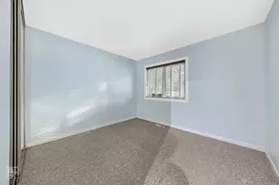 636 Forum Dr, Roselle, IL 60172 - Photo 8