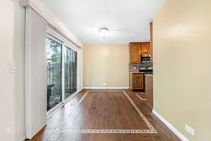 636 Forum Dr, Roselle, IL 60172 - Photo 4