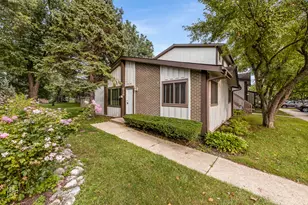 636 Forum Dr, Roselle, IL 60172 - Photo 1