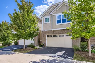 3222 N Heritage Ln, Arlington Heights, IL 60004 - Photo 2