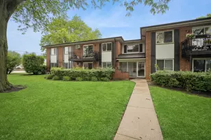 2443 E Brandenberry Ct, Arlington Heights, IL 60004 - Photo 2