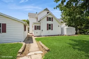 304 Buena Vista Ave, Pekin, IL 61554 - Photo 2