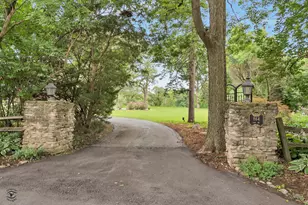 864 Ash Dr, Saint Anne, IL 60964 - Photo 2