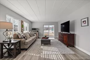 1052 N Mill St, Naperville, IL 60563 - Photo 2