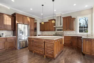 212 Holmes Ave, Clarendon Hills, IL 60514 - Photo 8