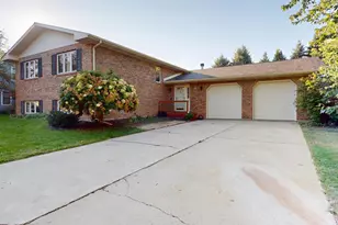 6 Saddlewood Ct, Sugar Grove, IL 60554 - Photo 2