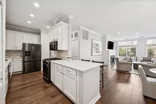560 W Fulton St, Chicago, IL 60661 - Photo 10
