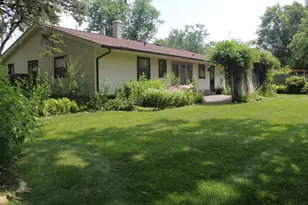 1060 Warwick Ln, Elk Grove Village, IL 60007 - Photo 2