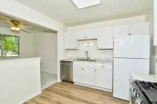 600 Eastveiw Ct, Schaumburg, IL 60193 - Photo 2