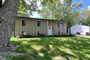 2605 Trafalgar Square, Champaign, IL 61821 - Photo 2