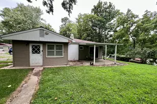 509 Lakeshore Dr, Oakland, IL 61943 - Photo 2