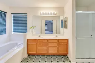 697 Providence Ln, Lindenhurst, IL 60046 - Photo 16