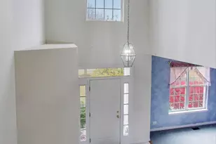 697 Providence Ln, Lindenhurst, IL 60046 - Photo 4