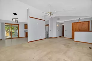 641 N Jackson Ave, Bradley, IL 60915 - Photo 4