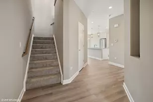 276 Masters Dr, Addison, IL 60101 - Photo 2