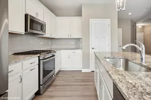 276 Masters Dr, Addison, IL 60101 - Photo 6