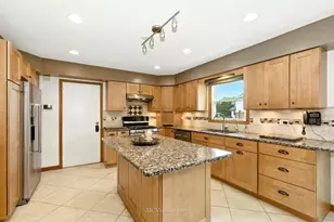 3835 Huntington Blvd, Hoffman Estates, IL 60192 - Photo 10