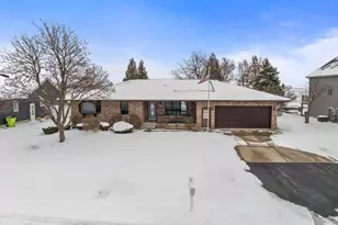 605 Morningside Dr, Chenoa, IL 61726 - Photo 2