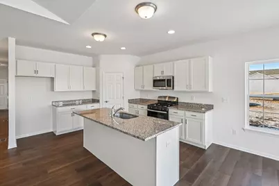 300 N Aspen Drive, Cortland, IL 60112 - Photo 8