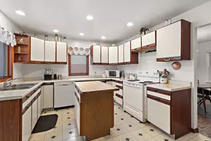 9305 S 78th Ave, Hickory Hills, IL 60457 - Photo 8