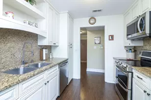 501 Lake Hinsdale Dr, Willowbrook, IL 60527 - Photo 8