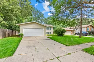 485 N Airlite St, Elgin, IL 60123 - Photo 2