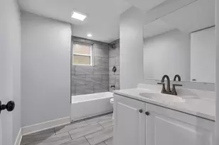 2424 W Hollywood Ave, Chicago, IL 60659 - Photo 12