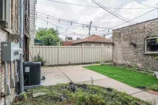 2424 W Hollywood Ave, Chicago, IL 60659 - Photo 18