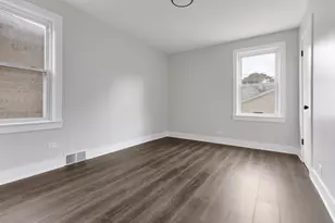 8647 S Kingston Ave, Chicago, IL 60617 - Photo 12