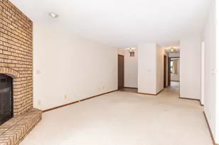 105 Carol Ct, Pontiac, IL 61764 - Photo 8