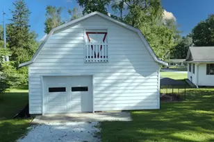 911 E Locust St, Watseka, IL 60970 - Photo 4