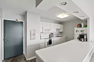 3930 N Pine Grove Ave, Chicago, IL 60613 - Photo 4