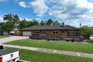 378 Oakwood Dr, Crete, IL 60417 - Photo 6