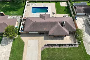 378 Oakwood Dr, Crete, IL 60417 - Photo 2