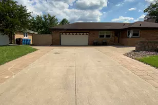 378 Oakwood Dr, Crete, IL 60417 - Photo 4