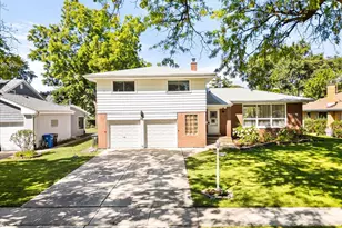 300 S We Go Trail, Mount Prospect, IL 60056 - Photo 2