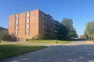 8101 W Courte Dr, Niles, IL 60714 - Photo 2