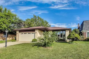 10524 Camelot St, Westchester, IL 60154 - Photo 2