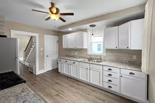 703 W Cottonwood St, Freeport, IL 61032 - Photo 6