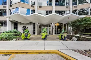 555 W Cornelia Ave, Chicago, IL 60657 - Photo 2