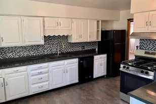 910 W 19th St, Sterling, IL 60181 - Photo 4