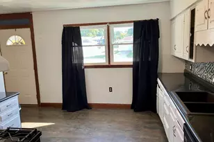 910 W 19th St, Sterling, IL 60181 - Photo 2