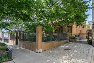 536 W Barry Ave, Chicago, IL 60657 - Photo 2