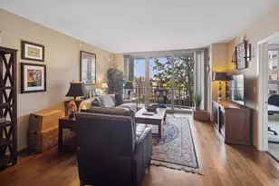 807 Davis St, Evanston, IL 60201 - Photo 2