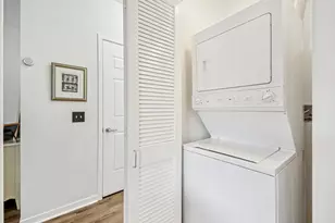 2335 W Belle Plaine Ave, Chicago, IL 60618 - Photo 10