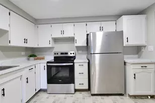 920 Vose Dr, Gurnee, IL 60031 - Photo 8