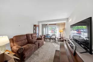 9953 S Sawyer Ave, Evergreen Park, IL 60805 - Photo 4