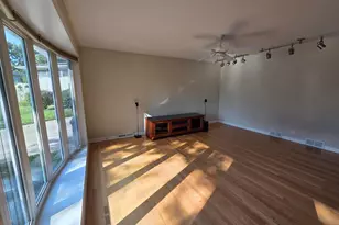 133 James Ct, Glenview, IL 60025 - Photo 2