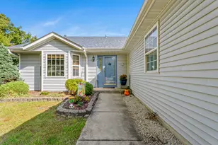 1810 Foxfield Dr, Joliet, IL 60435 - Photo 2